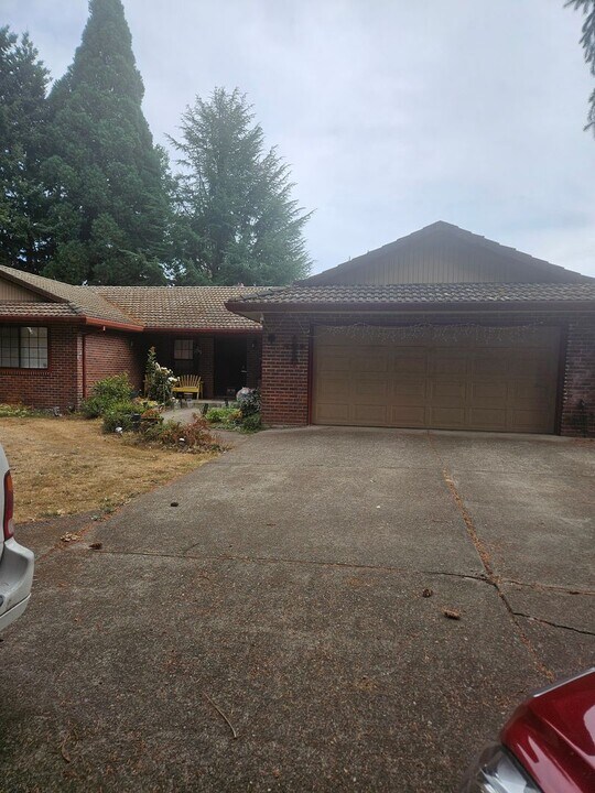 760 S Webb Rd in Cornelius, OR - Building Photo