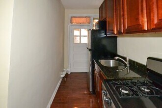 547.5 W Surf St in Chicago, IL - Foto de edificio - Building Photo