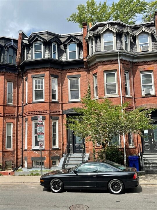 84 Mount Pleasant Ave, Unit 3 in Boston, MA - Building Photo