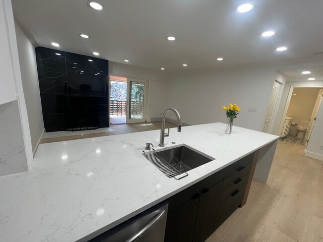 property at 910 W Hallam St