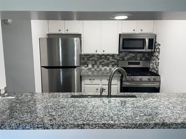 property at 1110 W Tri Oaks Ln