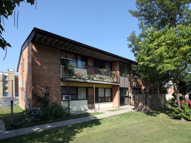 8 Arbor Dell Rd in Toronto, ON - Building Photo - Primary Photo