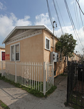 2400 Maple Ave in Los Angeles, CA - Foto de edificio - Building Photo