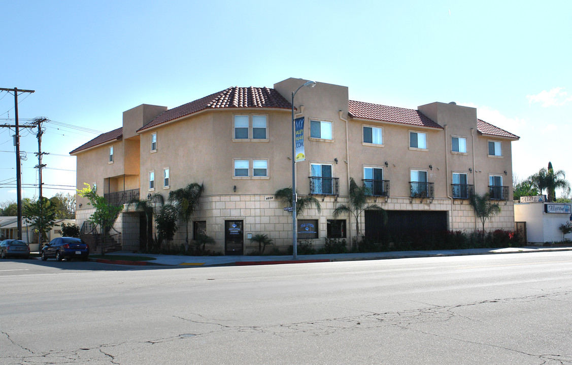 4854 Laurel Canyon Blvd in Valley Village, CA - Foto de edificio