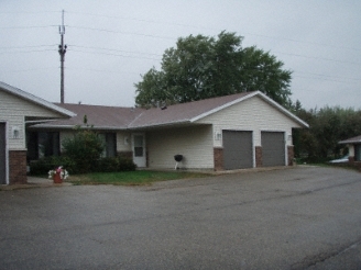 920-942 Larson Dr in Zumbrota, MN - Foto de edificio