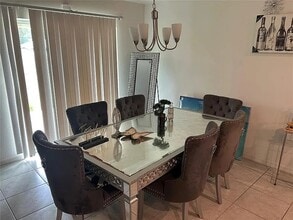 4475 Casablanca Ave in Kissimmee, FL - Foto de edificio - Building Photo