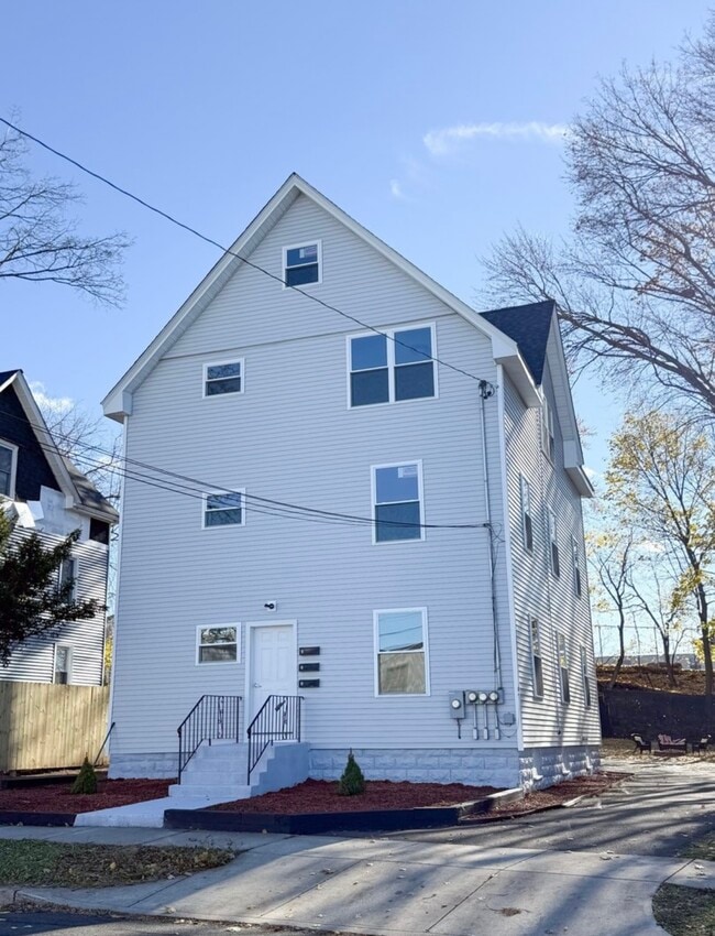 31 Florence St, Unit Floor 1 in New Britain, CT - Foto de edificio - Building Photo