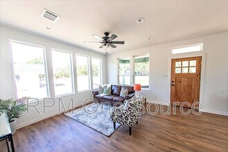 704 Walnut St in Honey Grove, TX - Building Photo - Building Photo