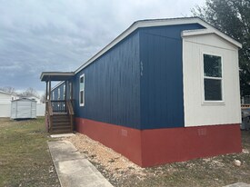 636 Sweet Pea Ln in New Braunfels, TX - Building Photo