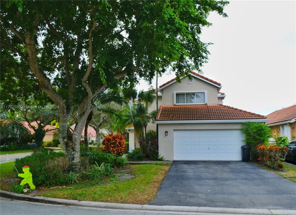 10001 NW 2nd St in Plantation, FL - Building Photo