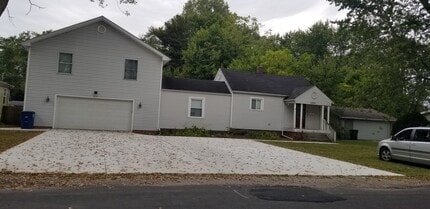 2241 Vaness Dr in Toledo, OH - Building Photo - Building Photo