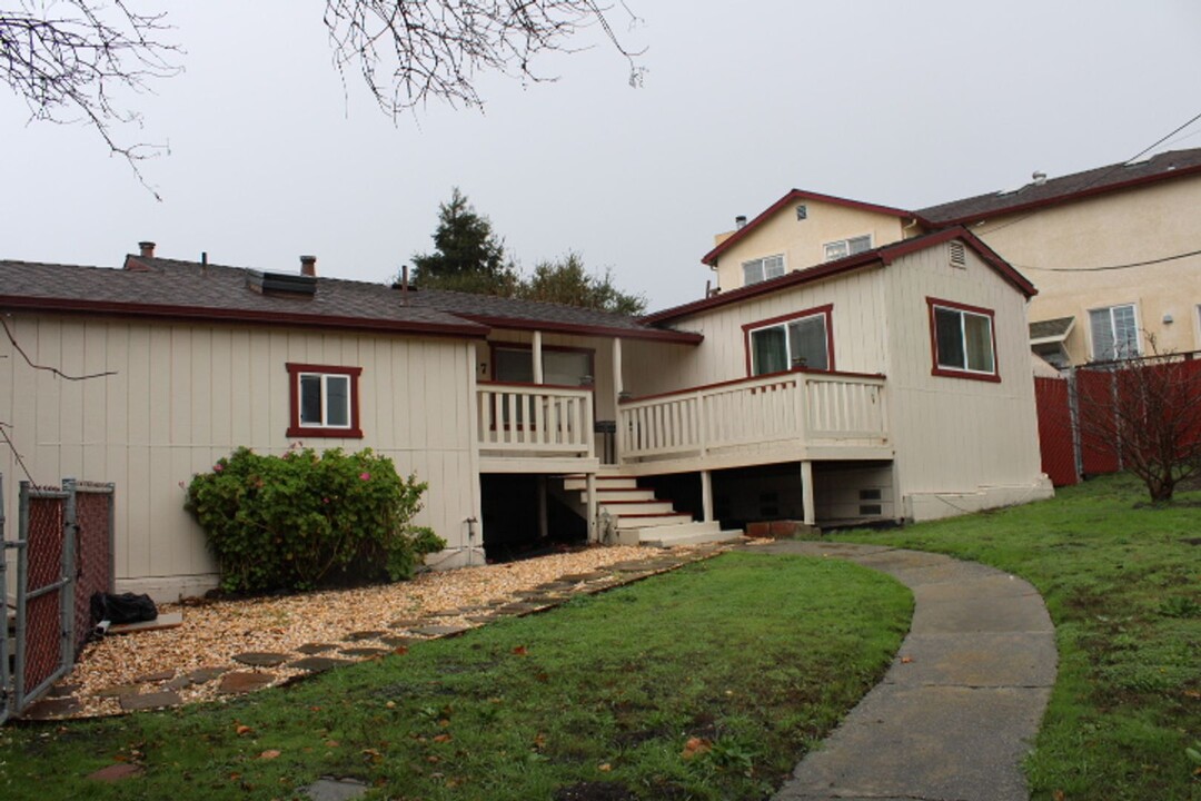 4647 Hilltop Dr in El Sobrante, CA - Building Photo