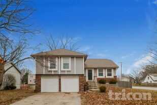 2116 E Sunvale Dr in Olathe, KS - Building Photo