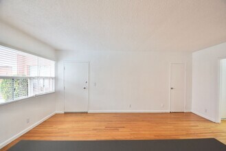 11143 Aqua Vista St, Unit 04 in Los Angeles, CA - Foto de edificio - Building Photo