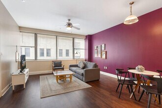 925 Common St in New Orleans, LA - Foto de edificio - Building Photo