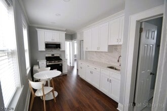 56 Hobart Pl in Clifton, NJ - Building Photo - Building Photo