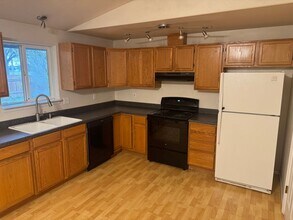 888 S 32nd Pl in Springfield, OR - Building Photo - Building Photo