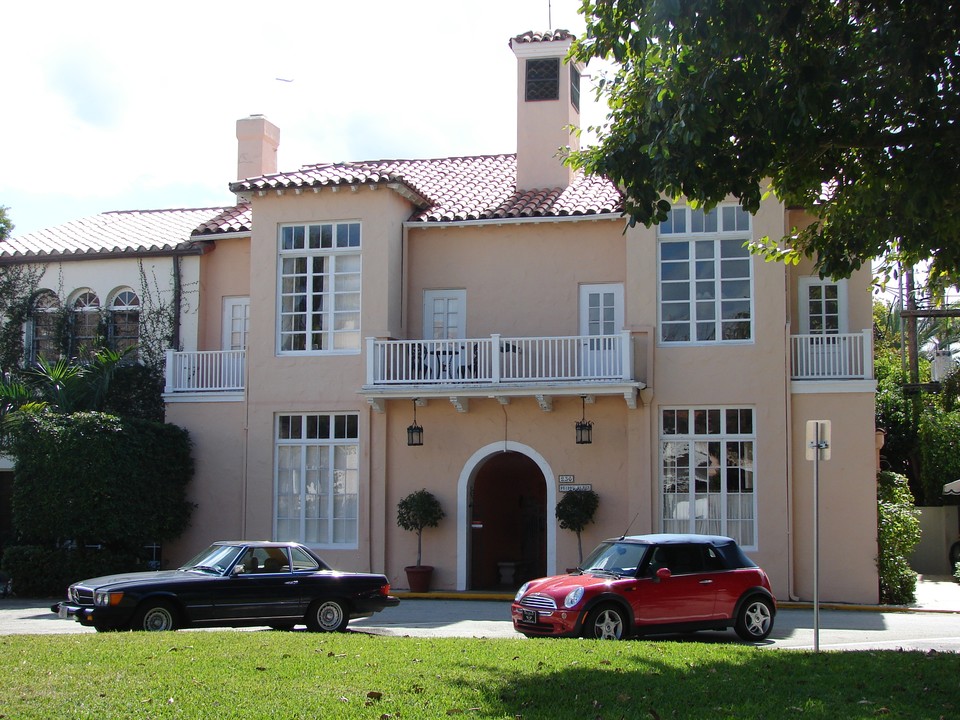 236 Phipps Plz in Palm Beach, FL - Building Photo