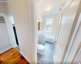 136 Columbia St, Unit B109 in Brookline, MA - Foto de edificio - Building Photo