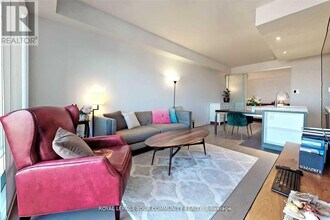 488 University Ave in Toronto, ON - Building Photo - Building Photo