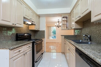 1242 S Barrington Ave, Unit 302 in Los Angeles, CA - Building Photo - Building Photo