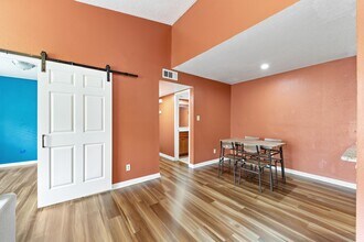 2120 Wilcrest Dr in Houston, TX - Foto de edificio - Building Photo
