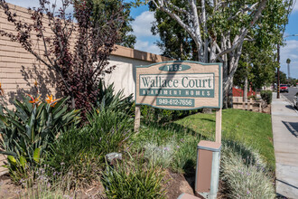 Wallace Court Apartments in Costa Mesa, CA - Foto de edificio - Building Photo