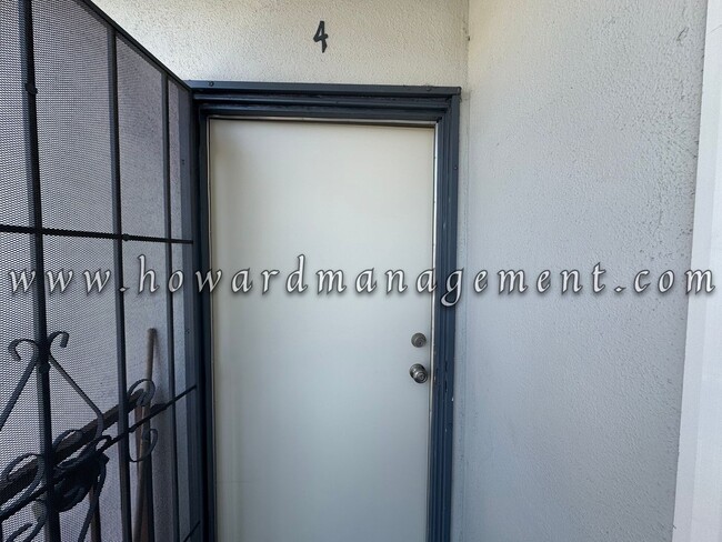 4240 S Centinela Ave in Los Angeles, CA - Foto de edificio - Building Photo