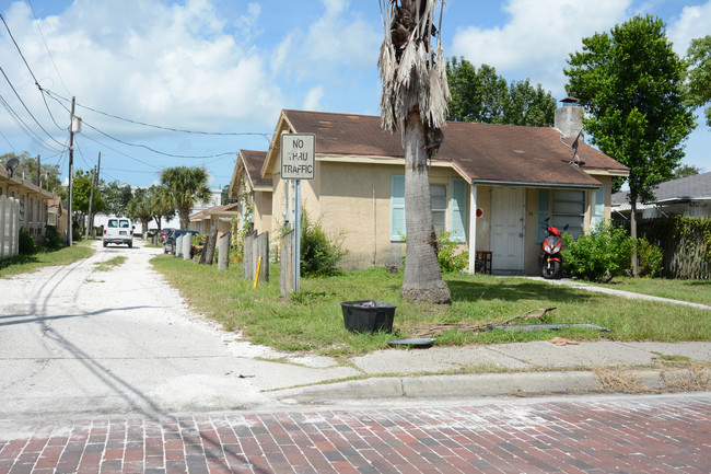 610 W Bay Dr in Largo, FL - Building Photo - Building Photo