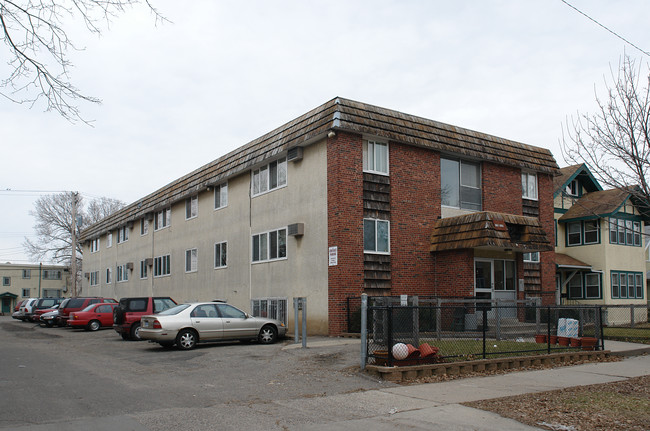 2725 Pleasant Ave S in Minneapolis, MN - Building Photo - Building Photo