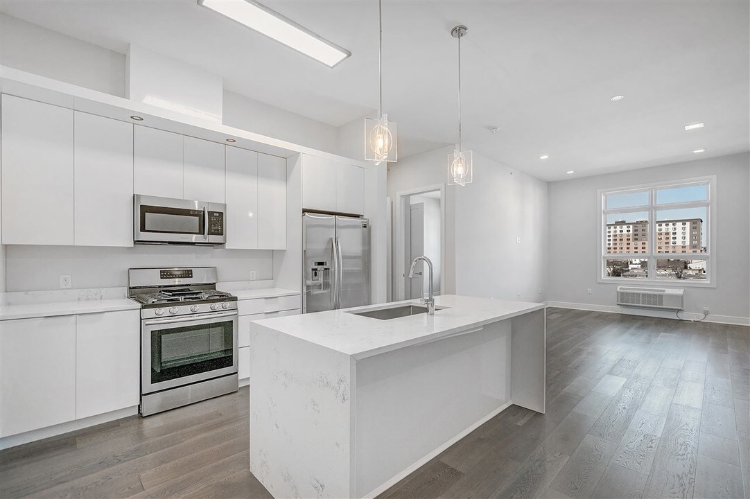 119 Peter St in Union City, NJ - Building Photo