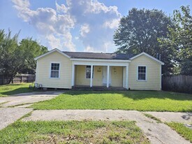 319 Johnson St in Pasadena, TX - Building Photo