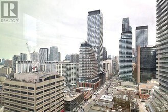8 Wellesley St W in Toronto, ON - Building Photo - Building Photo