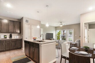 3301 Gulf Fwy in Houston, TX - Building Photo - Building Photo