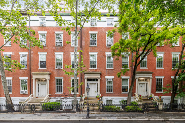 9 Washington Square North in New York, NY - Foto de edificio - Building Photo