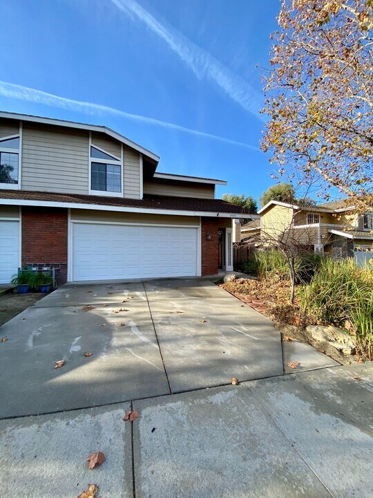 2454 Chiquita Ln in Thousand Oaks, CA - Building Photo
