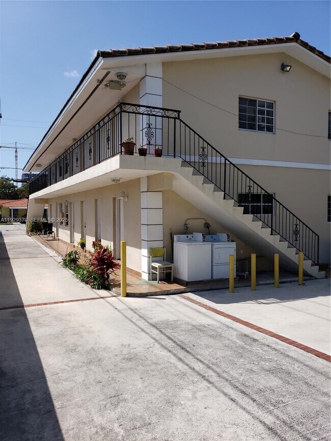 2725 SW 25th St in Miami, FL - Building Photo - Building Photo
