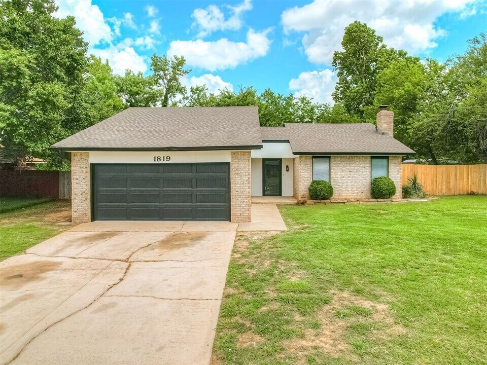 1819 Lakehurst Dr in Norman, OK - Building Photo