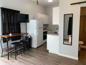 1616 N 2nd St, Unit Unit B in Quincy, IL - Building Photo - Building Photo