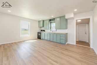 415 N Oak St in Archer City, TX - Building Photo - Building Photo