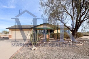 10388 W Fernando Dr in Arizona City, AZ - Building Photo