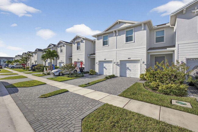 846 SE grovebush Ln in Port St. Lucie, FL - Building Photo - Building Photo