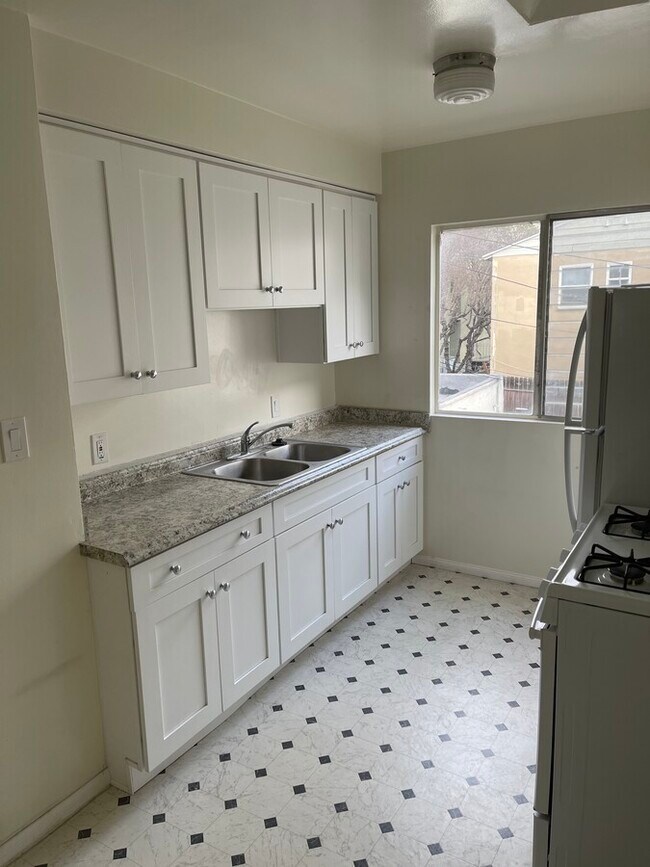 747 S Curson Ave in Los Angeles, CA - Building Photo - Building Photo