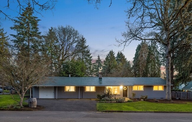 17635 Deemar Way in Lake Oswego, OR - Foto de edificio - Building Photo