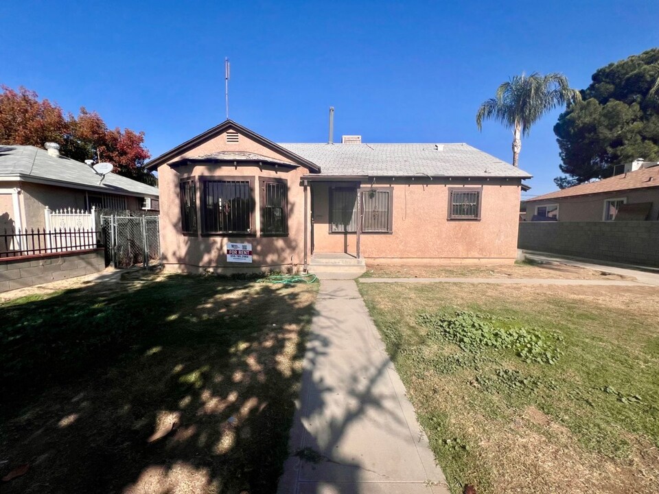 4823 E Illinois Ave in Fresno, CA - Building Photo