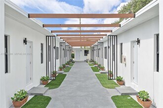 1946 Pierce St in Hollywood, FL - Building Photo - Building Photo