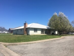 3215 Ellen Dr in Commerce, TX - Building Photo - Building Photo