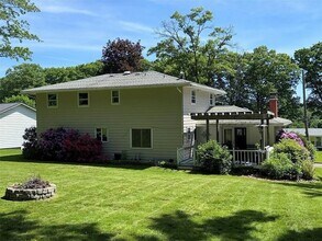 7 Exeter Dr in Endicott, NY - Building Photo - Building Photo