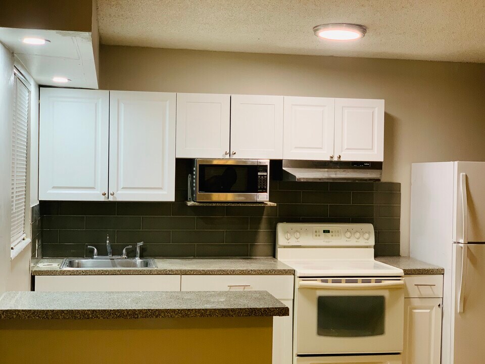 6133 SW 34th St in Miramar, FL - Building Photo