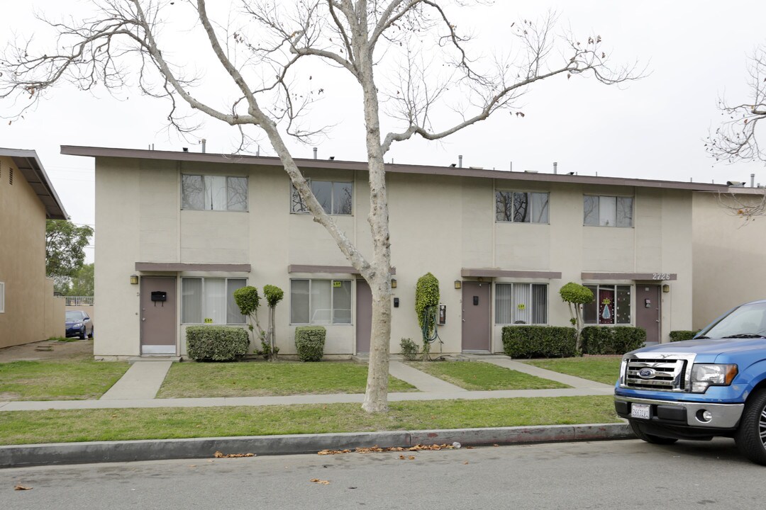 2726 S Baker St in Santa Ana, CA - Foto de edificio